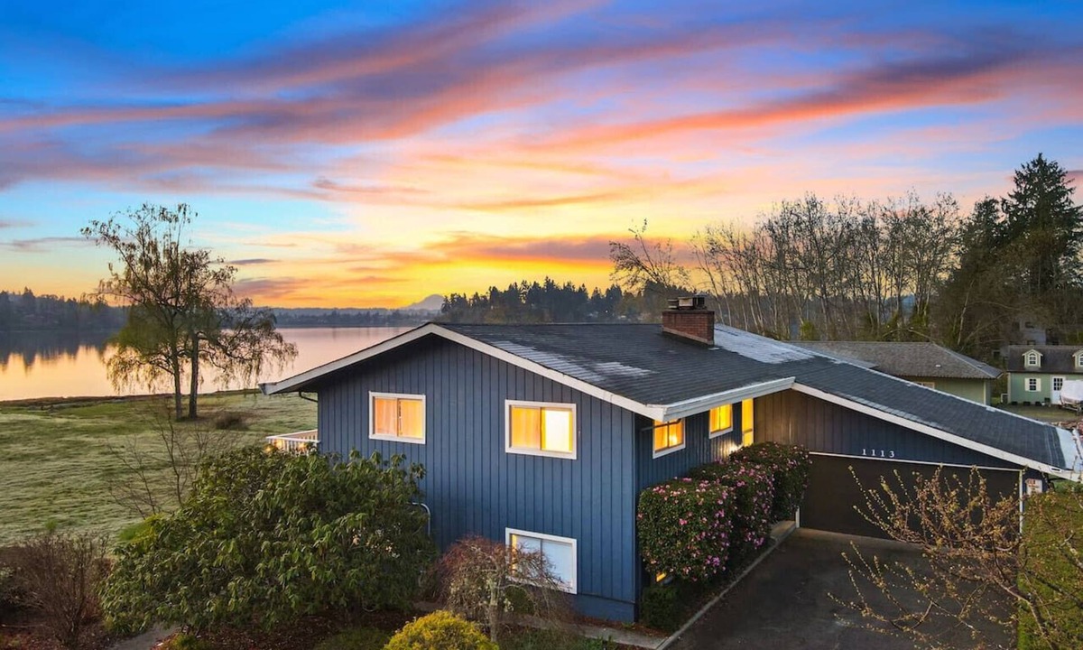 Bremerton House | 3B2B Upper Unit w/Oceanfront & Rainier Views