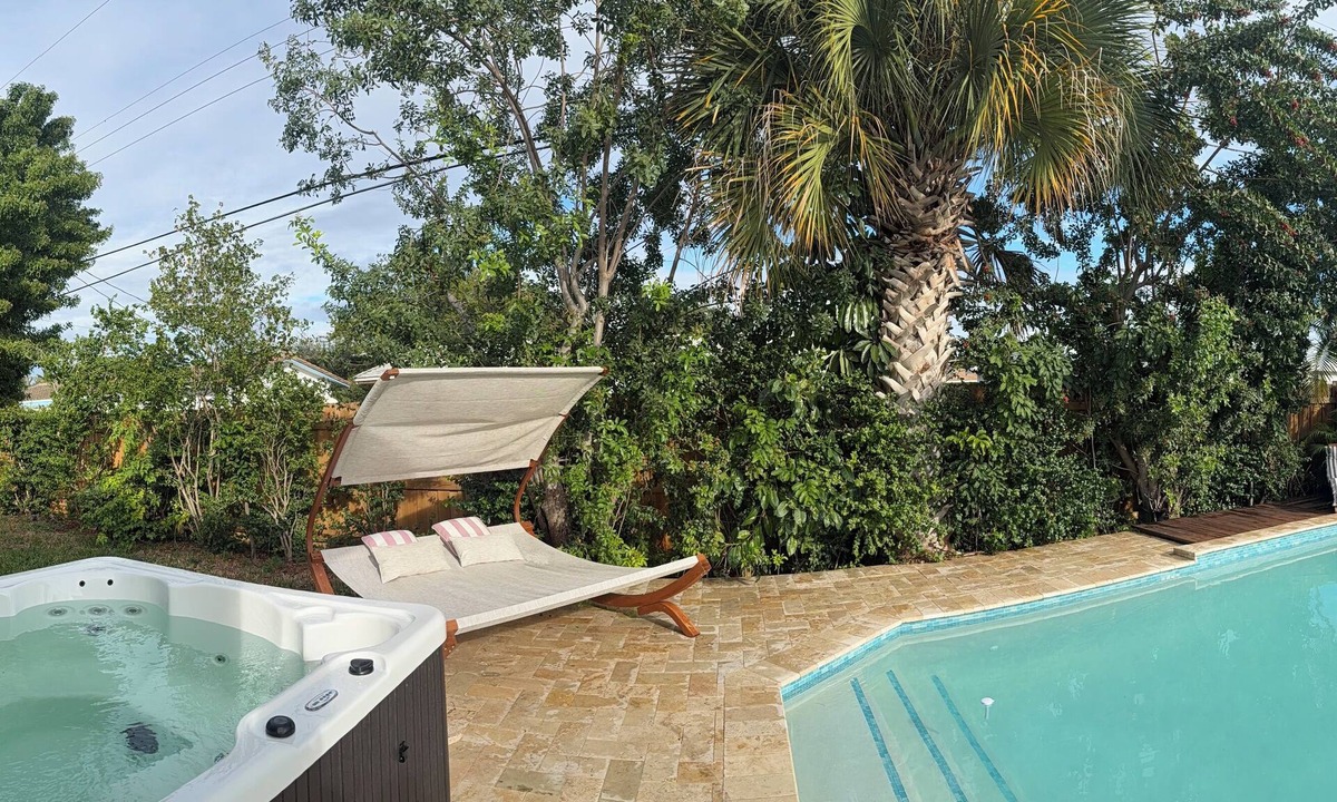 Deerfield Beach House | 3b2bprivate house with pool and hot tub 1 mile from the ocean in the cove