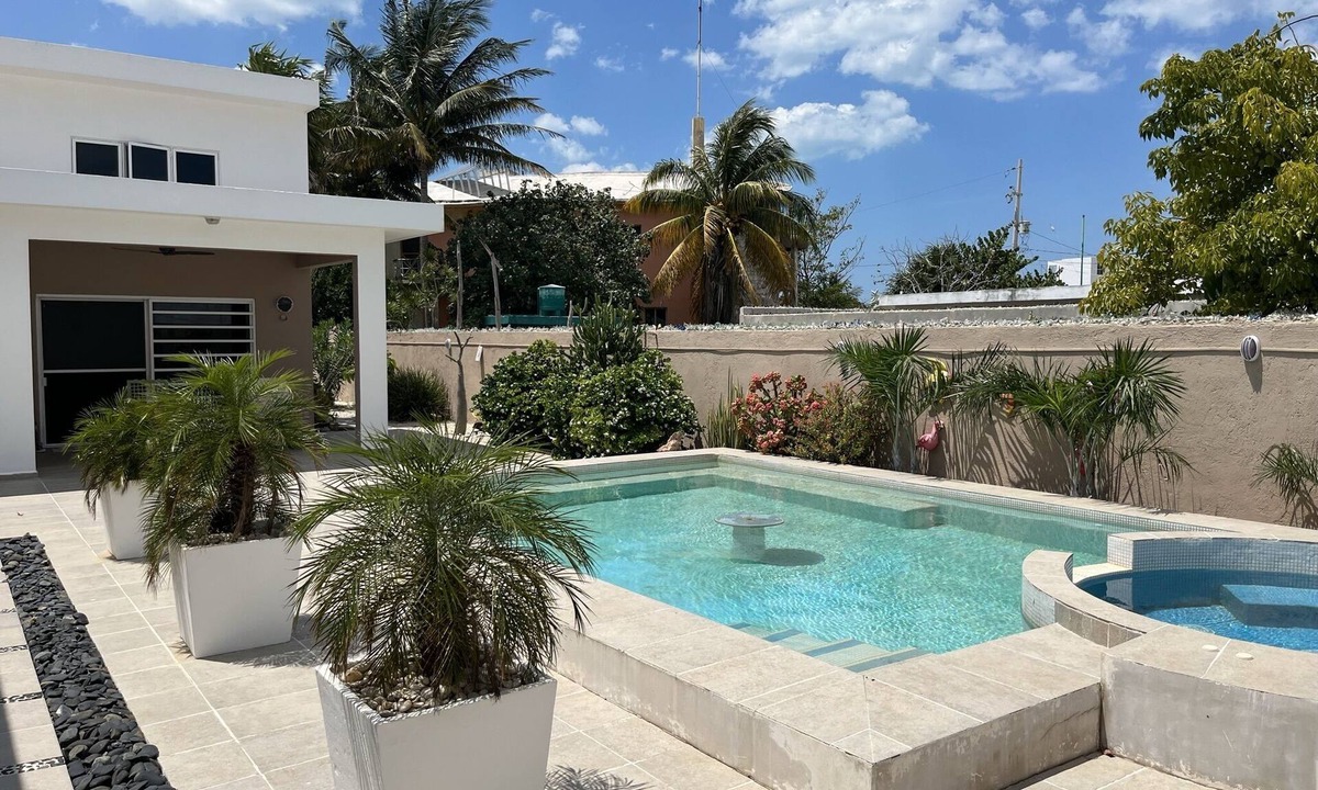 Merida House | 3BD/2B-w/2 Kingsize bedrooms-House-Near Beach-Pool-Hottub-Lrg Patio-pet friendly