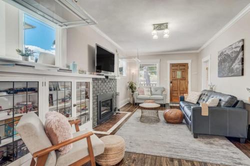 Central Colorado Springs House | 3BD Charming Cottage Large Backyard Garden Suite