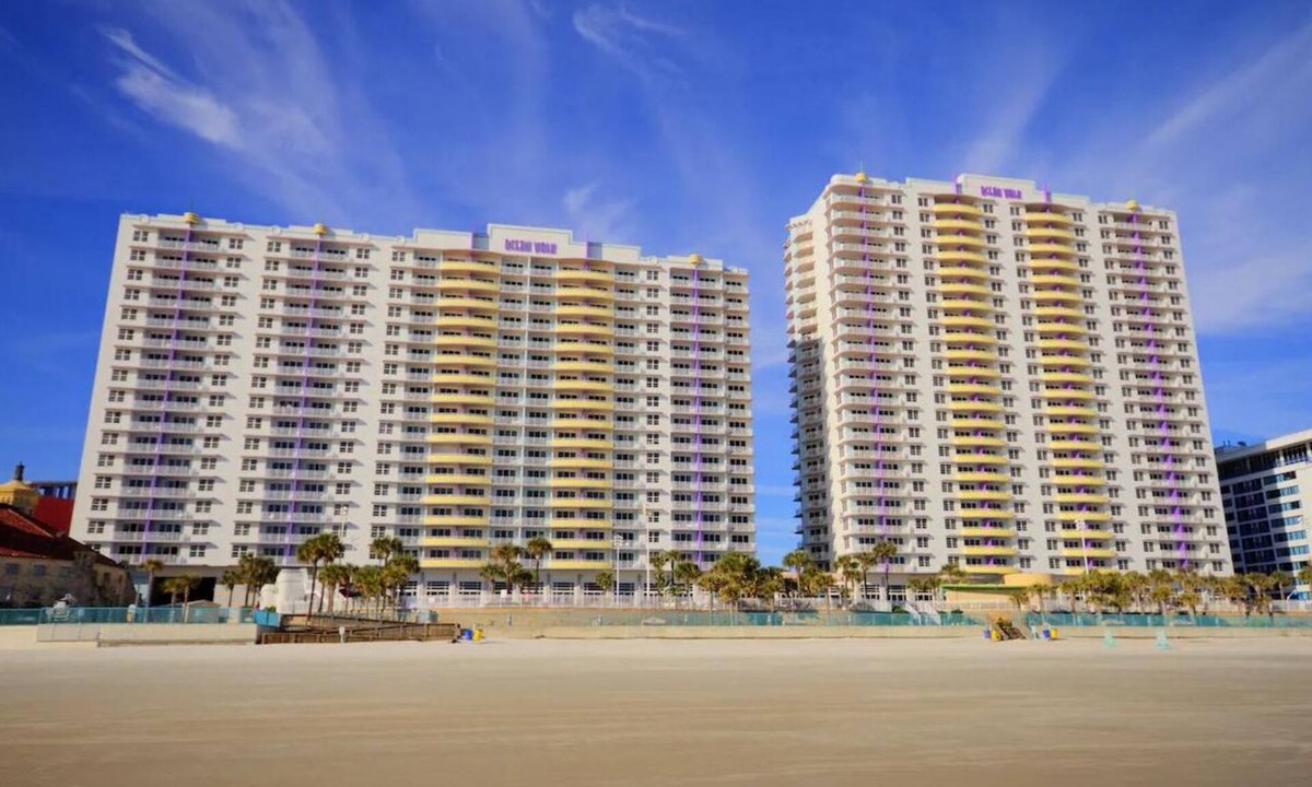Seabreeze Historic District Resort | 3BD/Daytona - Beach, Pools, Lazy River, Bar, Slides