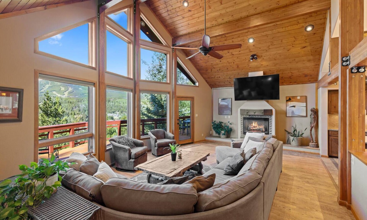 Breckenridge House | 3BD Stunning Views, Hot Tub, Dog-Friendly