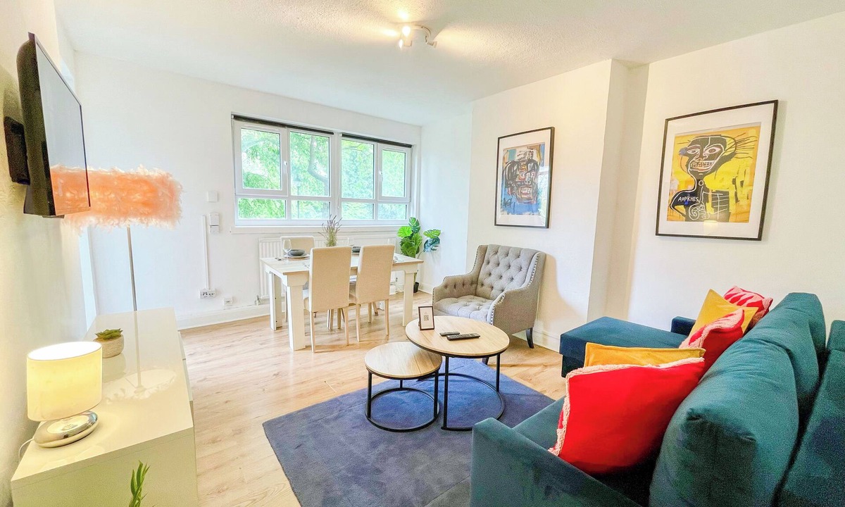 Woodberry Down Apartment | 3BDR flat with Balcony & WIFI near Finsbury Park, Manor House, Emirates Stadium