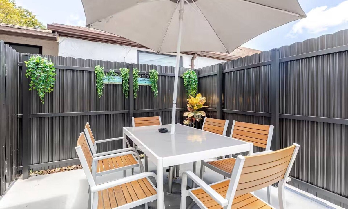 Flagami House | 3BDR Modern/Top Location/Terrace/10min Airport and Coral Gables