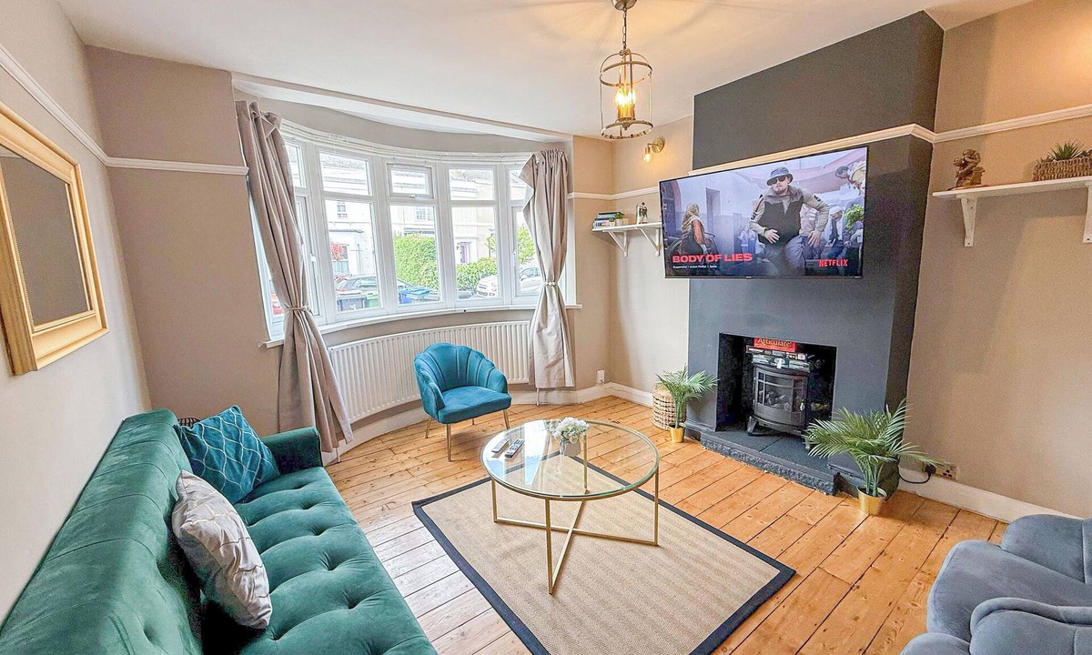 Beverley Apartment | 3BDR New Malden Home + FREE Parking/Garden near Kingston upon Thames & Wimbledon