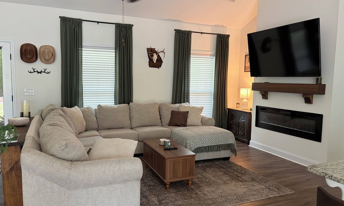 Evans House | 3bed/2bath Lake Front Home Available for Masters