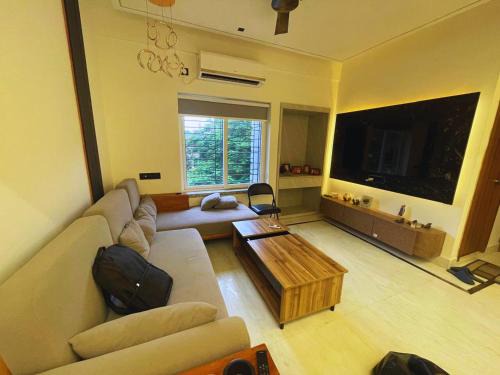 Kolkata Apartment | 3BHK Family Apartment & Deluxe Private Rooms near EM Bypass, Kolkata