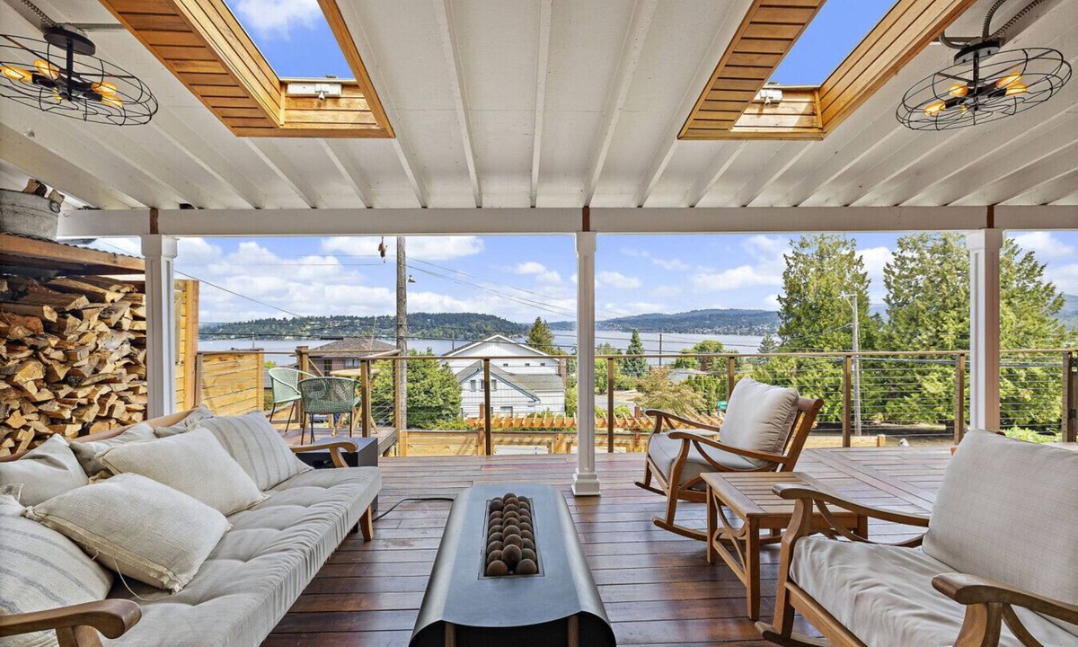 Bryn Mawr-Skyway House | 3BR 2.5BA Lakeview Retreat- Outdoor Living Spaces, Putting Green, Chef`s Kitchen
