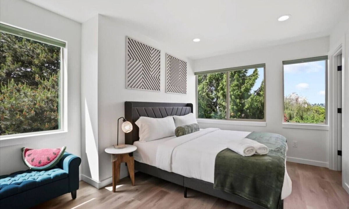 Roosevelt Villa | 3BR 2.5BA Rooftop View Green Lake Hideaway