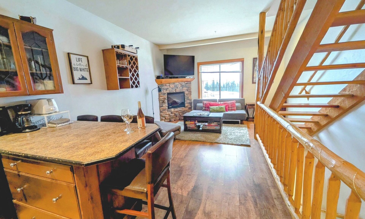 Big White Ski Resort House | ★ 3BR/2B TH, ski-in/walk-out, by ski run, new private hot tub, fireworks view!★