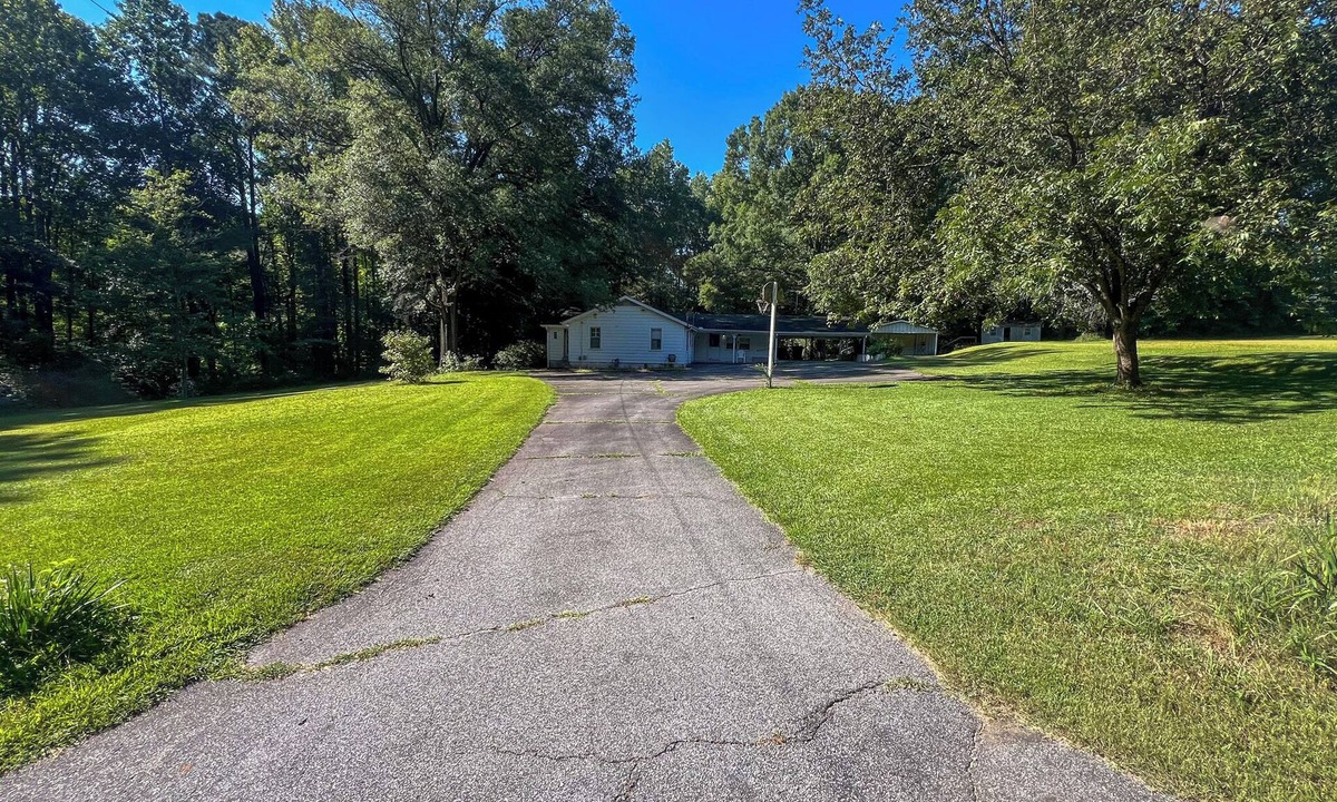 Dallas House | 3BR/2BA ranch home in Dallas, GA on spacious lot - great for groups!