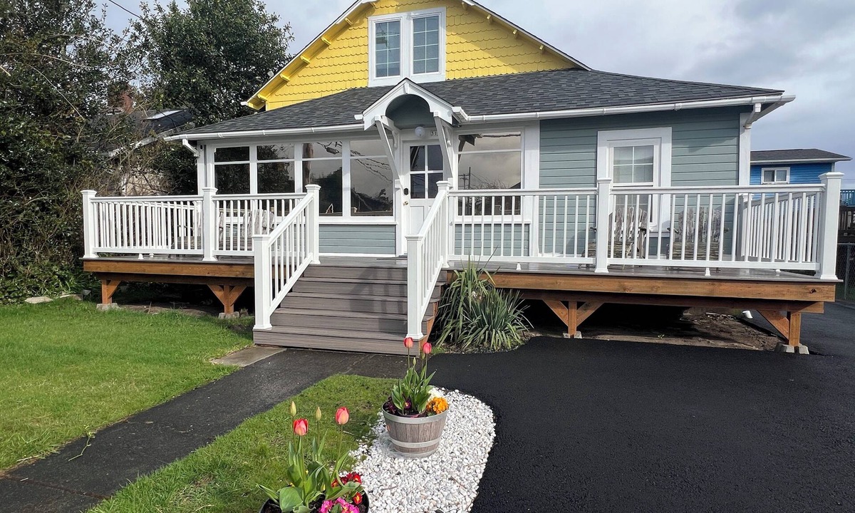 Seaside House | 3BR/2Bath HOT TUB, Classic Beach House Front and Back Decks 1/2 Block to the Bea