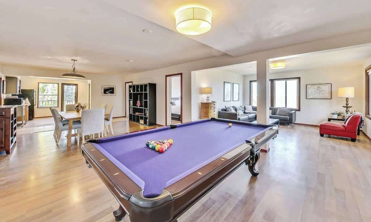 Silver Terrace House | 3br Castle on the Hill w/VIEWS