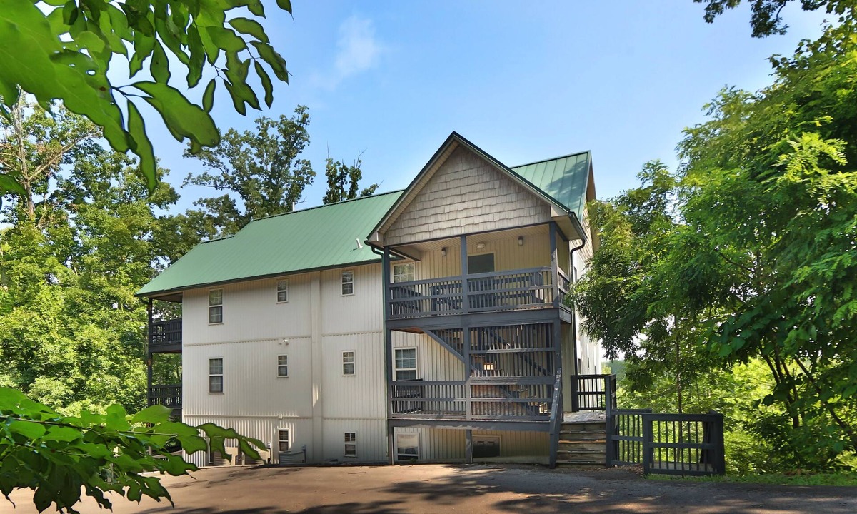 Pigeon Forge Condo | 3BR, Close to Dollywood. Hot tub!