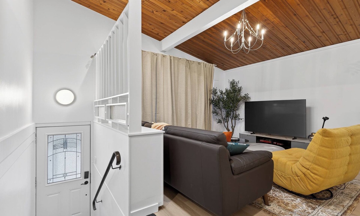 Rosslyn House | 3BR | king bed | Roger’s place | Downtown | Expo Centre | Stadium