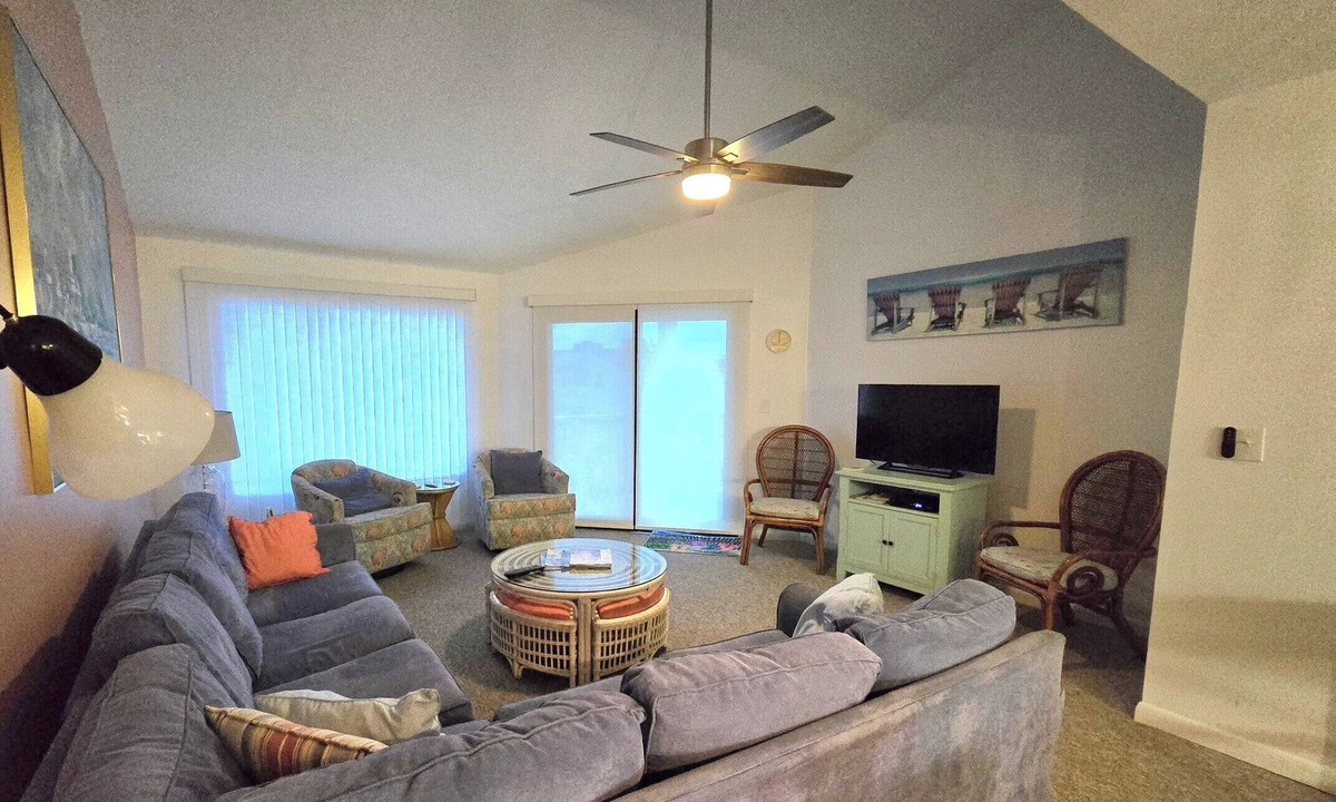 Emerald Isle Condo | 3BR Ocean View Condo with Pools & Beach Access