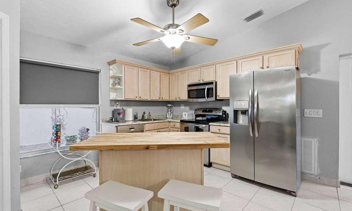Port Orange House | 3BR Pet-Friendly Stay w/Sofa Bed + Bunks + Queen Desk Bed