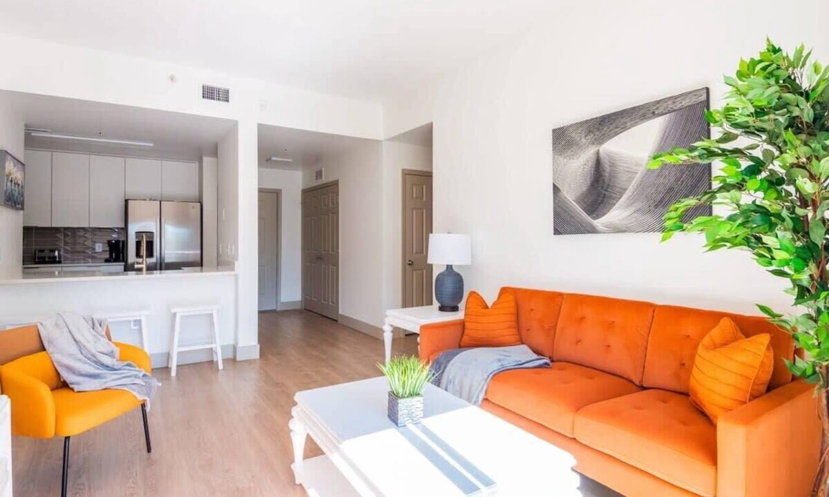 Charlotte Center City Apartment | 3BR Premium Downtown Apartment with Office & Gym