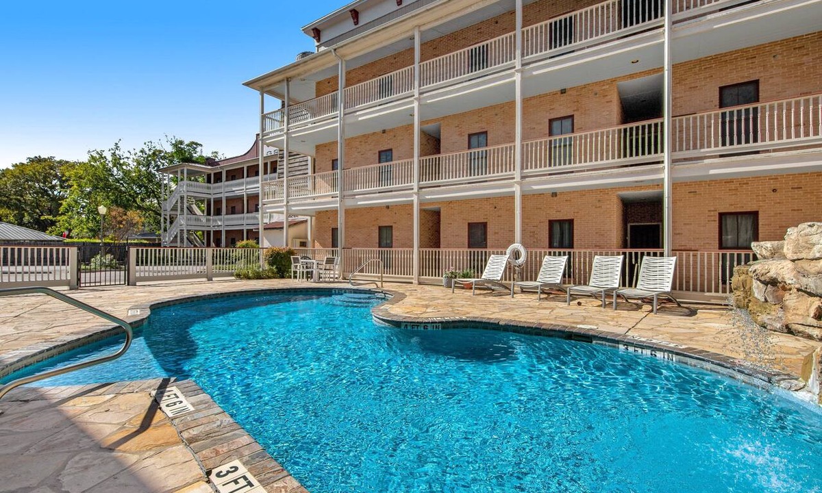 Gruene Condo | 3BR Riverfront Condo | Balcony | Pool | W/D | Snowbirds Welcome