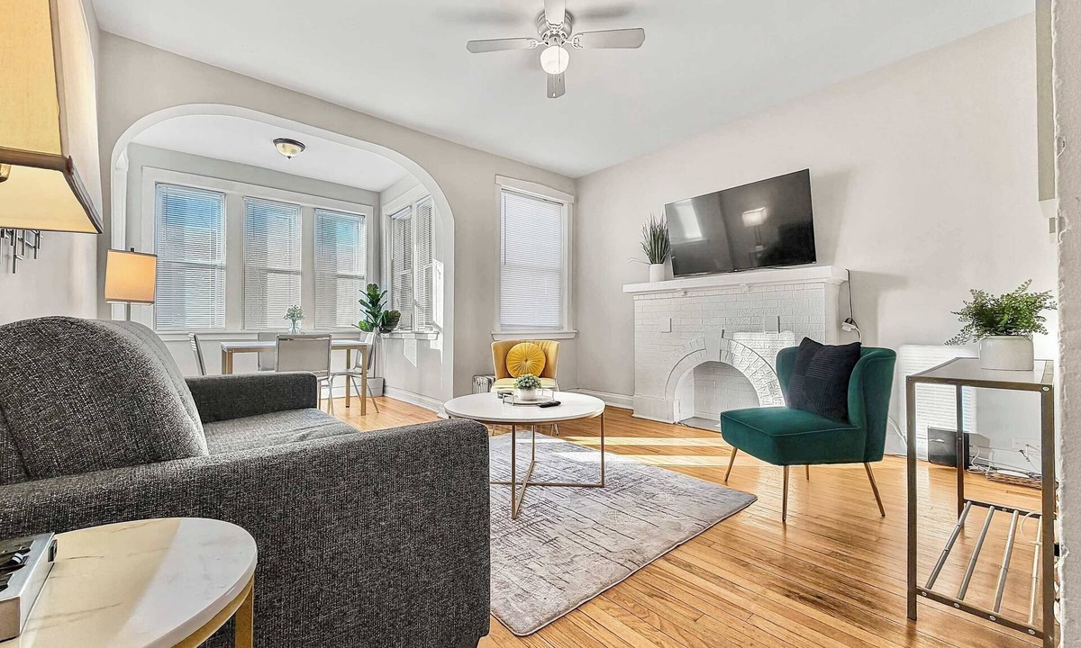 Rogers Park Apartment | 3BR Spacious Apartment in Chicago