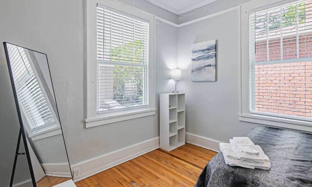 Midtown House | 3BR Timeless Southern Charm | Prvt backyard |: 1 miles toMed Ctr