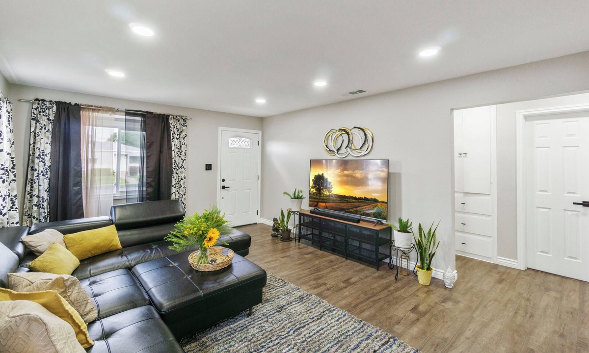 North Long Beach House | 3BR | Updated | Outdoor Space