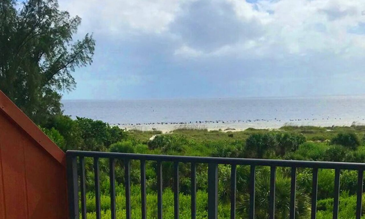 Sanibel Condo | 3BR Villa with rooftop sundeck, gulf views and private beach - pet friendly - Signal Inn 16