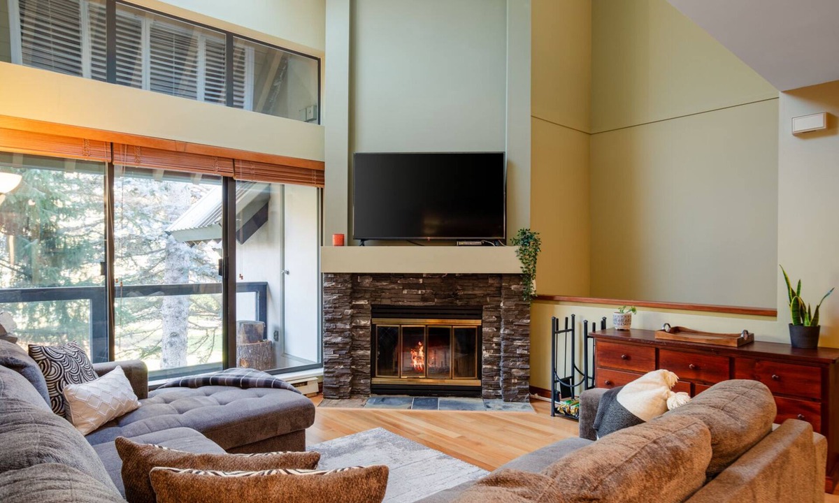 Blackcomb House | 3BR | Wintergreen | Family Sized | Wood Burning Fireplace | Secure Parking | Ski Hill Bus
