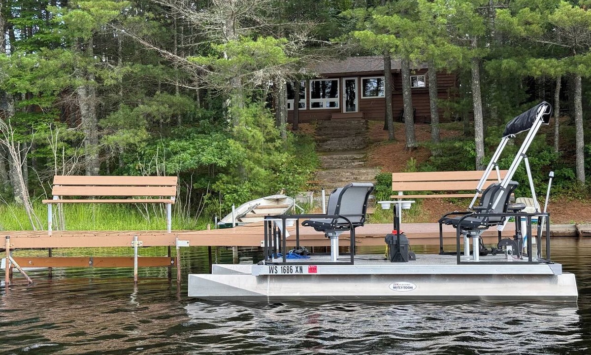 Eagle River Cabin | 3br1ba cozy serene cabin, pontoon, fishing boat, 2 kayaks, 2 sups, paddleboat
