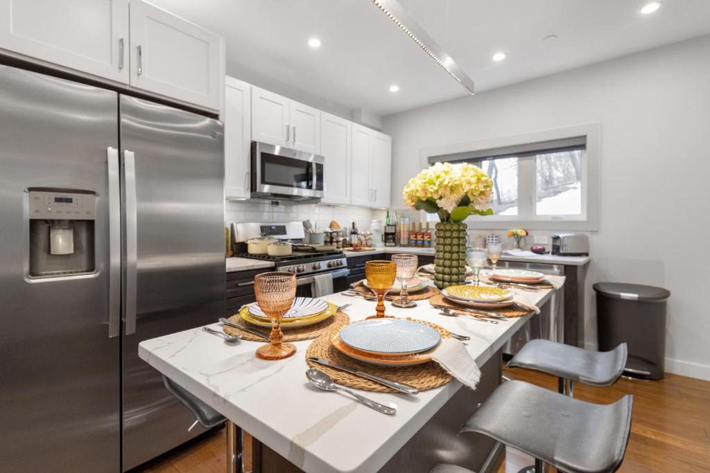 East Somerville Apartment | 3BR2Bth MIT Harvard TD Garden BOS 2 Parking Spaces