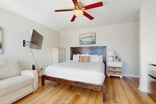 Gulf Place Apartment | 3rd-floor studio with Gulf view balcony pool & tennis