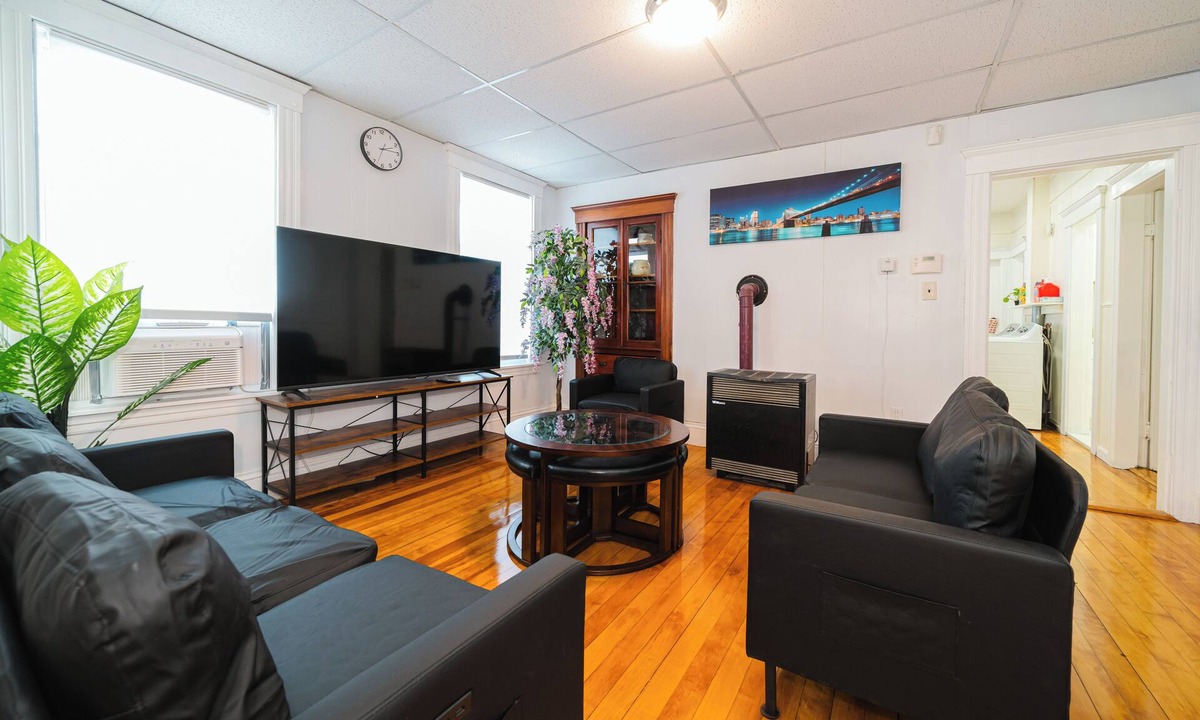 Worcester Apartment | 4/1 - 3BR Worcester - Cozy Apartment Near Clark Uni
