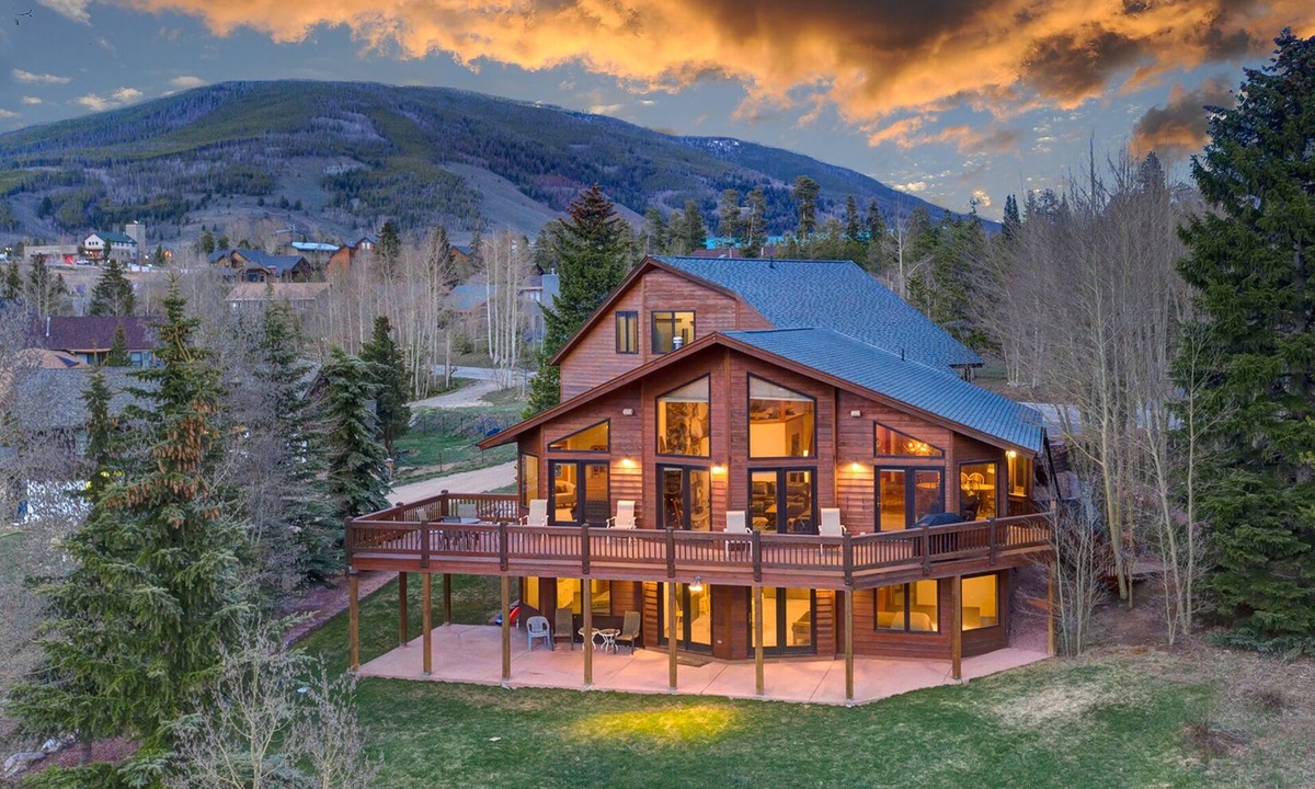 Dillon House | 4,366 sq ft Beautiful 6 Bedroom Home Next to Lake Dillon and the Best Skiing
