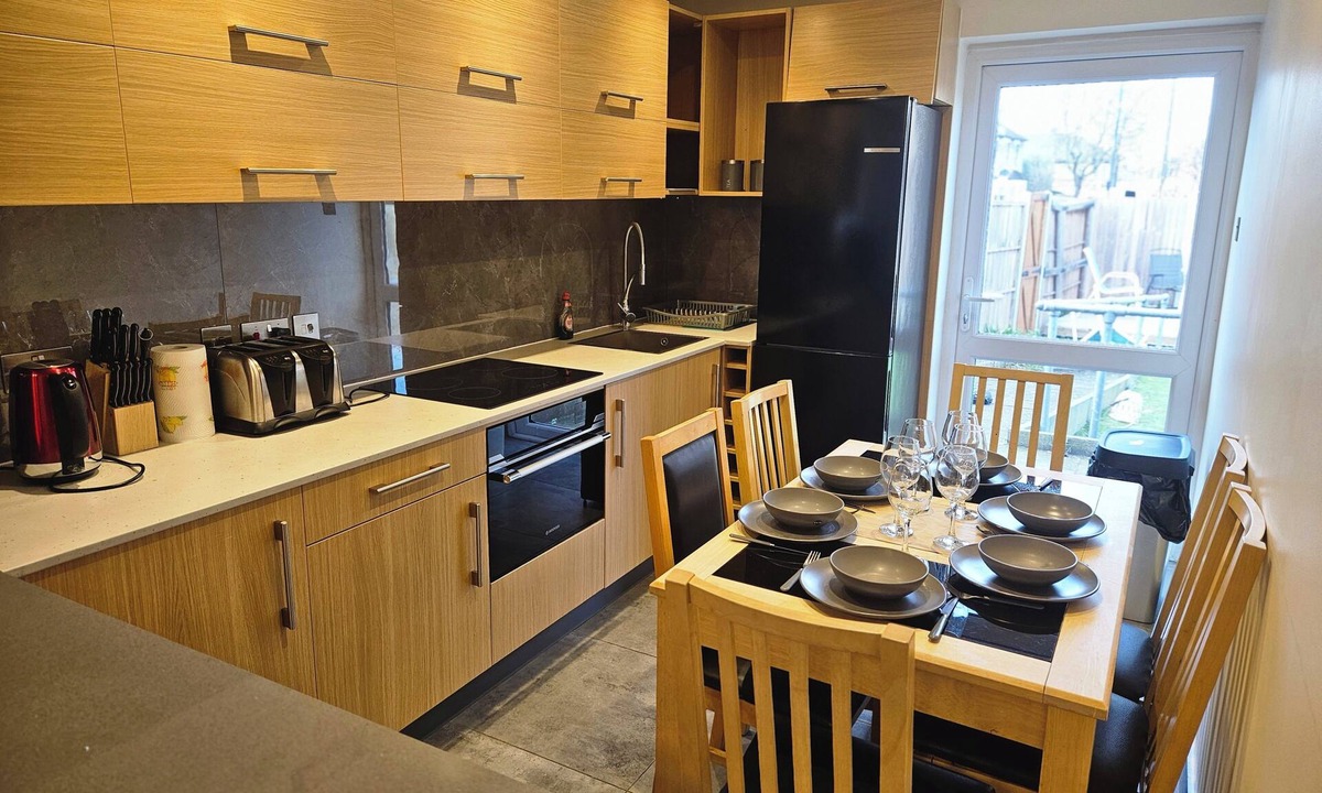 Waltham Forest House | 4/5 Bedrooms house, 2 Bathrooms, Sleeps11, 10 min. tube station