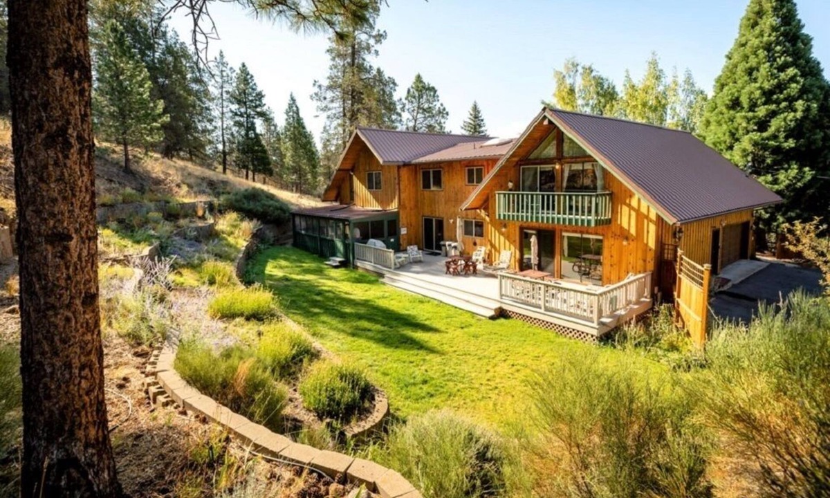 Klamath Falls Cabin | 4,800 sqft Mountain Cabin w Views! Deck Wildlife