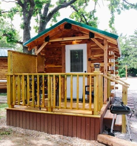 Neal House | #4 - Amish Log Camping Cabin Walk to the Water