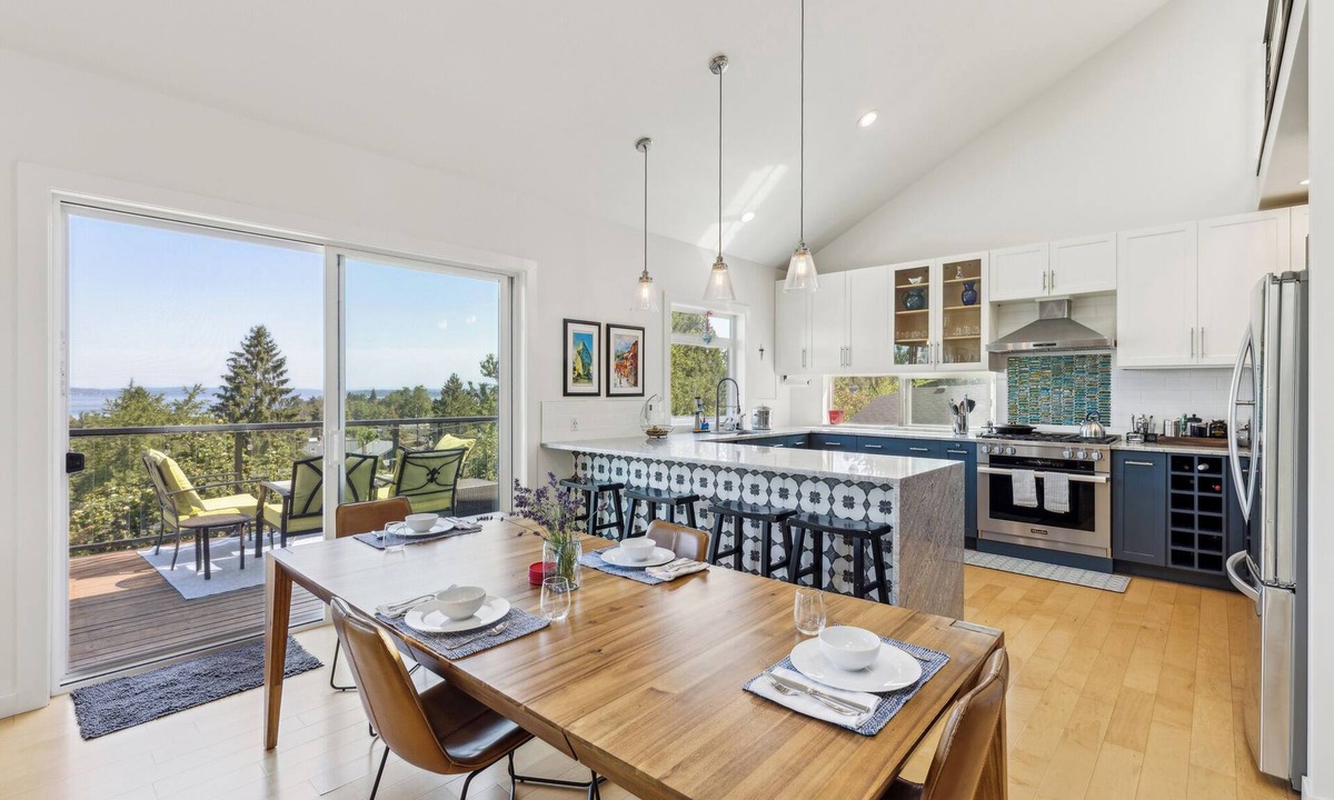 Columbia City House | 4-Bd w/AC, Walk to Light Rail, Yard, VIEW Dog OK!