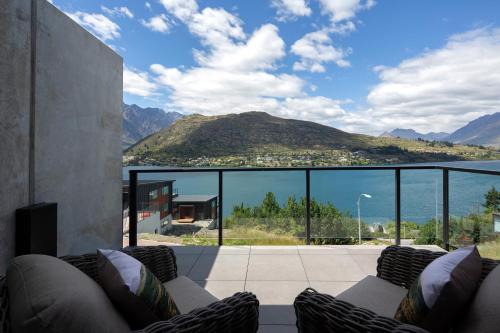 Frankton House | 4 BDR Home, Captivating Lake Views, BBQ, AC, Garage, Unlimited Free Wifi, Smart TV