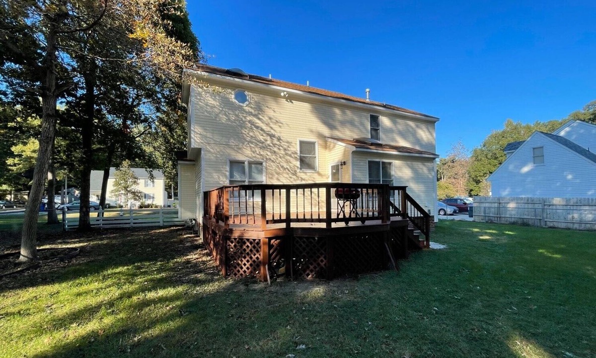 Bermuda House | 4-BDRM home with Office. Deck facing small pond. Executive and Vacation Stays.