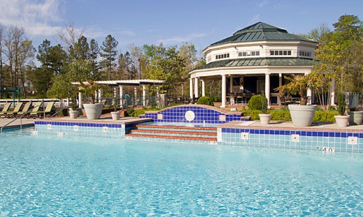 Berkeley Condo | 4 BDRM INDOOR/OUTDOOR POOLS, HOT TUB, NEAR BUSCH GARDENS, HUGE ROOM SLEEPS 12