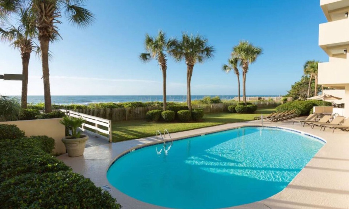 Myrtle Beach Hotel | 4 Beachfront Balcony Retreats Close to SkyWheel, Live Music & Scenic Boardwalk