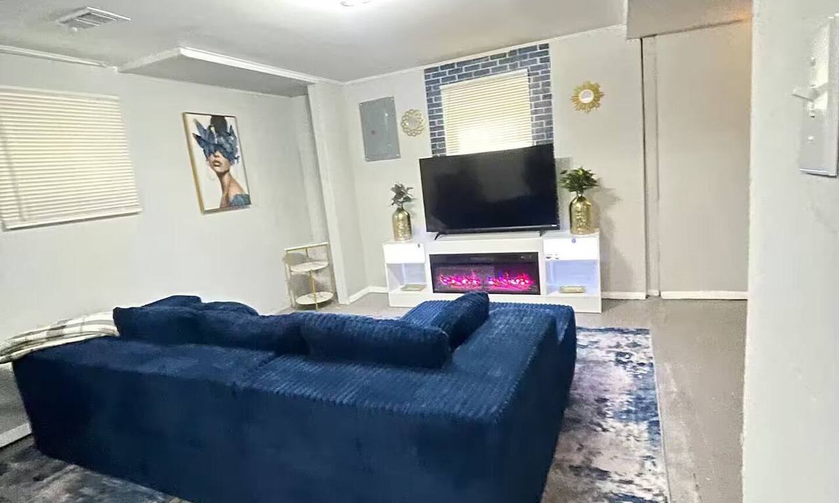 Jennings House | 4 Bed 2 Bath Sapphire Oasis w/Gym. Coffee Station and & Standing Desk!