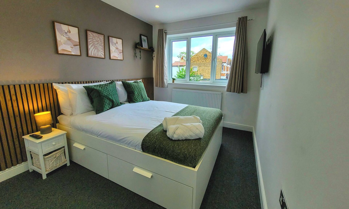 Valentines House | 4 bed 2 bath spacious lovely house in Ilford London