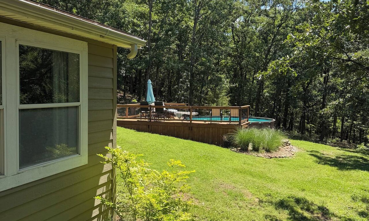 West Fork Cottage | 4-bed 3 bath Fay, WF 17 acrs ,above grnd pool, hot tub 10 min to U of A, Dickson