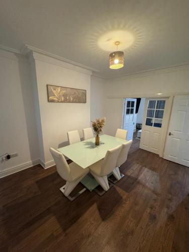 Doncaster House | 4-Bed Doncaster Group Home - Sleeps 12, Close to M18, Sheffield & Leeds