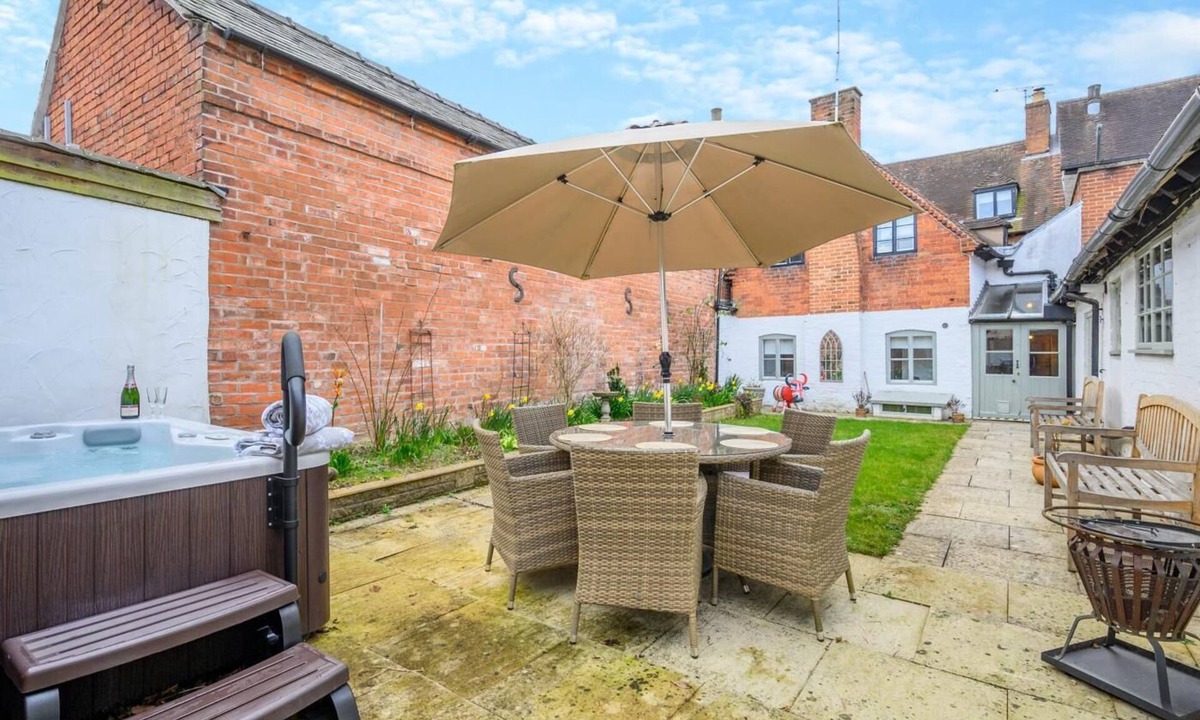 Alcester Cottage | 4 Bed in Alcester (oc-s30997)
