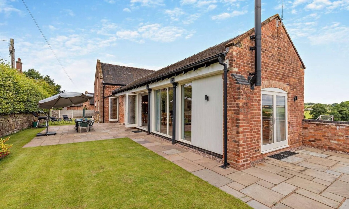 Sugnall Cottage | 4 Bed in Slindon (oc-t29883)