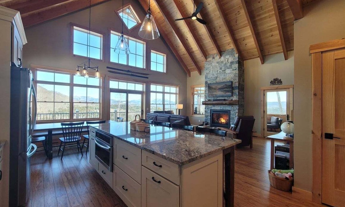 Campton House | 4 Bed Luxury White Mtn Retreat w/Stunning Views!