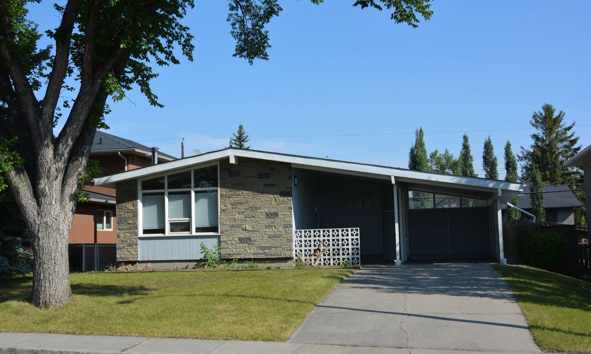 Banff Trail House | 4-bedroom 2-bath bungalow in Charleswood North West Calgary