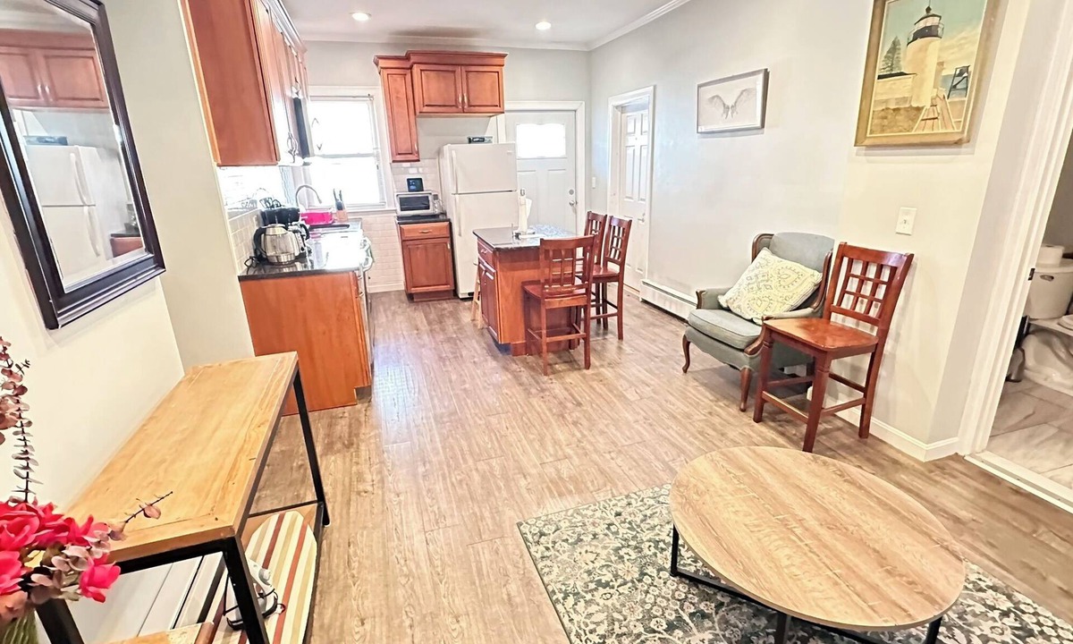 East Somerville Apartment | 4 Bedroom 2 Bathroom Home Close to Metro, Near Central Boston & Cambridge